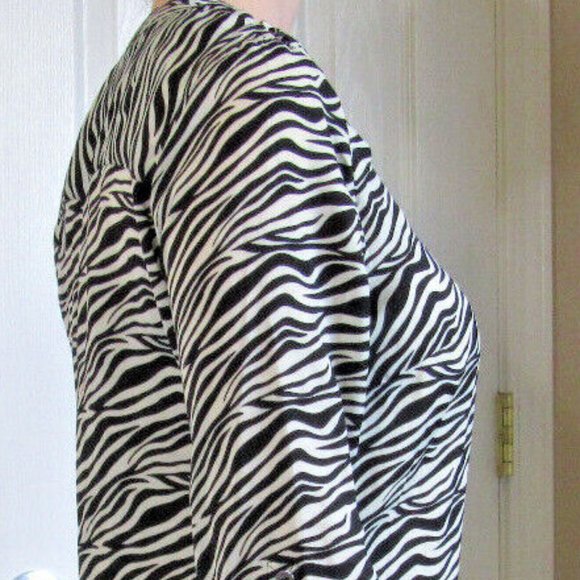Black White Blouse Tiger Stripes, BCBGMAXAZRI, Button Long Sleeve Office Size S - Picture 6 of 15